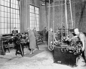 第一次世界大戦中に工場で働いていた女性、1917年頃 作： American Photographer